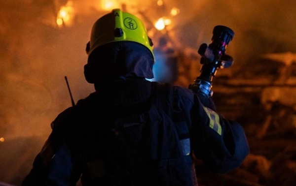 У Києві через обстріл горить квартира у багатоповерхівці
