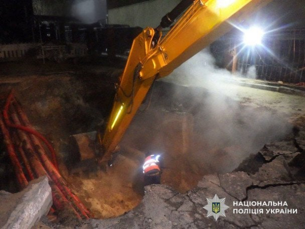 З’явились нові подробиці інциденту з падінням 16-річної дівчини в яму з окропом у Києві
З’явились нові подробиці інциденту з падінням 16-річної дівчини в яму з окропом у Києві