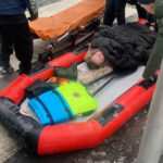 У Києві хлопець та дівчина провалилися під лід на Дніпрі: відео