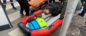 У Києві хлопець та дівчина провалилися під лід на Дніпрі: відео