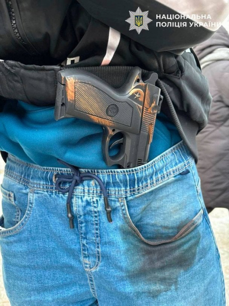 
 У Києві скоєно напади на пункти обміну валют: чим погрожував грабіжник (фото)
 