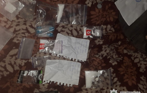 У Києві судитимуть жінку, яка збувала наркотики з вікна квартири