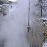 У Києві 16-річна дівчина впала в яму з окропом