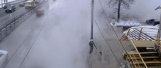 У Києві 16-річна дівчина впала в яму з окропом