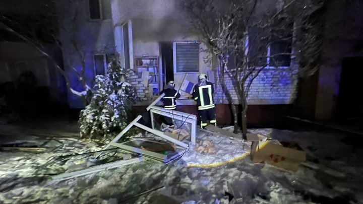 Уламки безпілотника влучили у багатоповерхівку в Києві