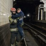 Поїзд метро в Києві зупинився посеред тунелю через аварію в енергосистемі України: людей вивели, потерпілих нема