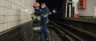 Поїзд метро в Києві зупинився посеред тунелю через аварію в енергосистемі України: людей вивели, потерпілих нема