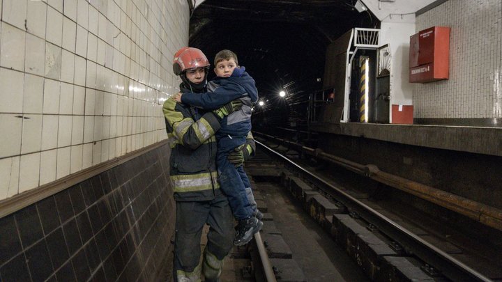 Поїзд метро в Києві зупинився посеред тунелю через аварію в енергосистемі України: людей вивели, потерпілих нема