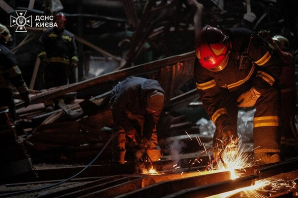 Надскладна ситуація в Києві: рятувальники розгорнули наметові пункти обігріву (фото, відео)
Надскладна ситуація в Києві: рятувальники розгорнули наметові пункти обігріву (фото, відео)