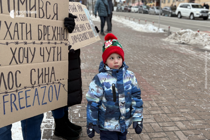 "Всім відомо, що ми маріупольські хлопці": у Києві на акції підтримки полонених згадували про "Азов" та Оленівку