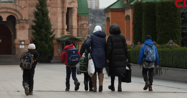 
 Діти вчать російську мову і люблять Путіна: СБУ взялася за нелегальну школу при монастирі УПЦ МП
 