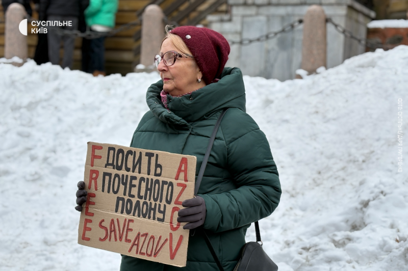 "Всім відомо, що ми маріупольські хлопці": у Києві на акції підтримки полонених згадували про "Азов" та Оленівку