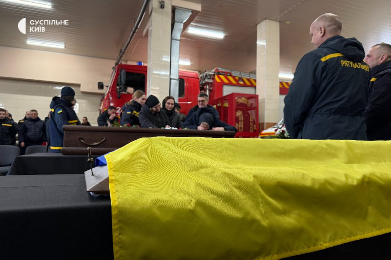 "У ДСНС йшов як на свято": у Києві попрощалися з рятувальником Олександром Зібровим