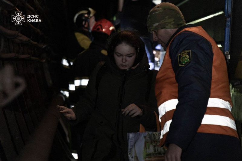 Поїзд метро в Києві зупинився посеред тунелю через аварію в енергосистемі України: людей вивели, потерпілих нема