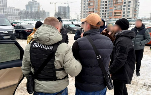 У Києві викрили чоловіків на збуті фальшивих доларів