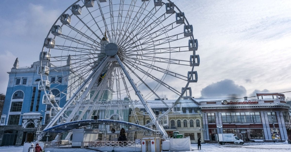 Київське колесо огляду на Подолі тимчасово зупинили — яка причина
Київське колесо огляду на Подолі тимчасово зупинили — яка причина