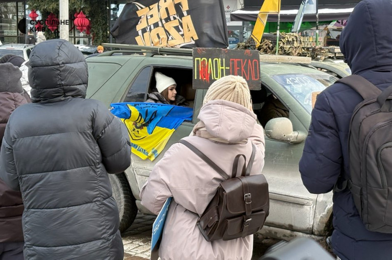 "Не перестанемо приходити, поки всі не повернуться": у Києві вийшли на акцію підтримки військовополонених