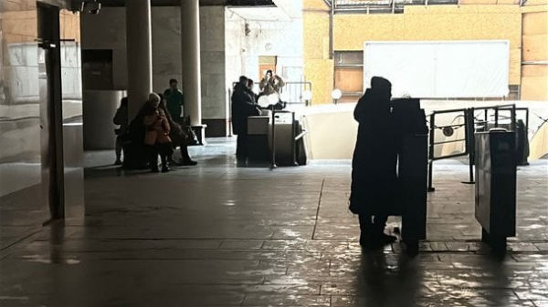 
 Блекаут в&nbsp;Києві: що&nbsp;відбувалося під час повної зупинки метро (фото, відео)
 