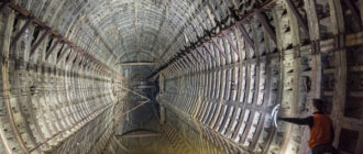 В метро Києва чоловік зупинив рух поїздів біганиною по коліях: що відомо