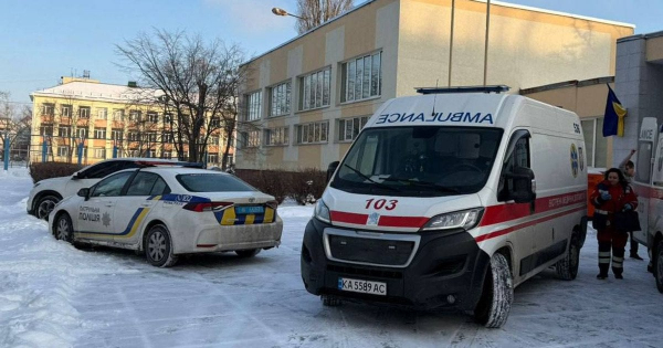 
 У Києві школяр напав із ножем на вчительку та однокласників: деталі
 