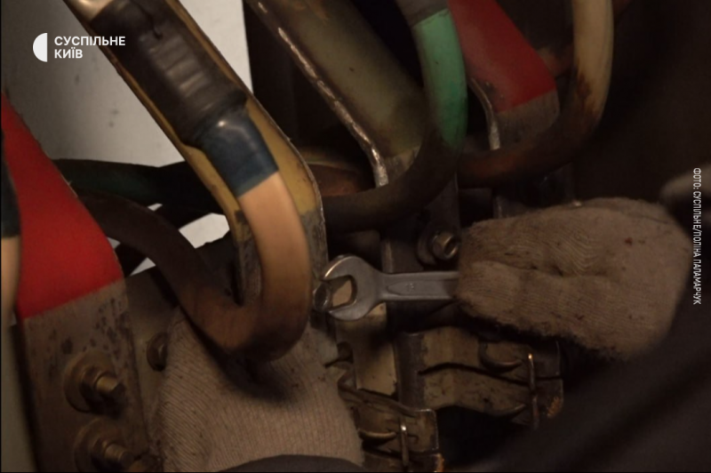 "20 хвилин працюємо, 10 хвилин погрілись в машині" — як енергетики Києва ремонтують обладнання