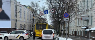 У центрі Києва в проваллі дороги застряг тролейбус