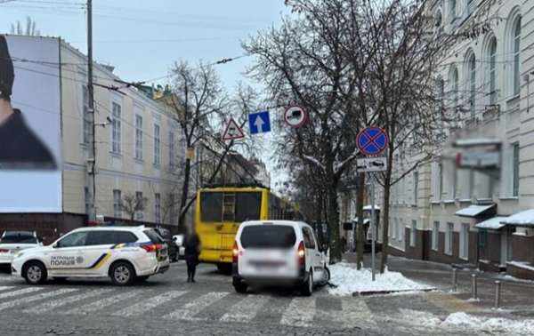 У центрі Києва в проваллі дороги застряг тролейбус