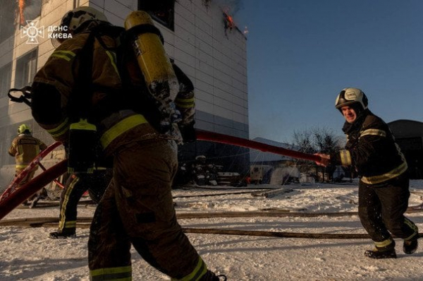 
 Масштабна пожежа у&nbsp;Києві: що&nbsp;відомо на&nbsp;цей момент (фото, відео)
 
