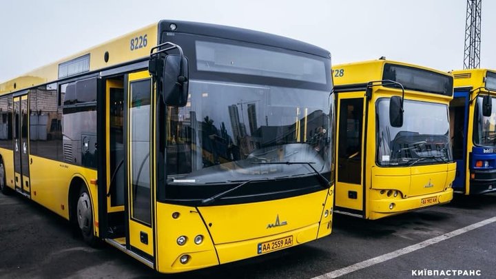 Працюють на напрямках з великим пасажиропотоком: у Києві автобуси тимчасово замінили електротранспорт