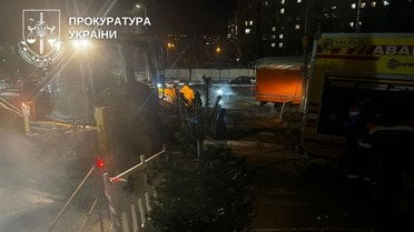 
 У Києві 16-річна дівчина впала в яму з окропом: 73% опіків тіла (фото)
 