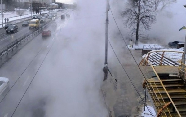 Посадовця Київтеплоенерго затримали через падіння дівчини в яму з окропом Посадовця Київтеплоенерго затримали через падіння дівчини в яму з окропом