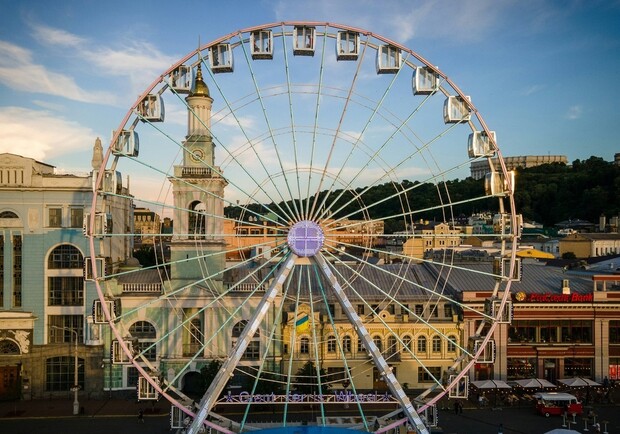 Суд заборонив роботу колеса огляду на Контрактовій площі в Києві - Фото: Artem Zhukov, Unsplash