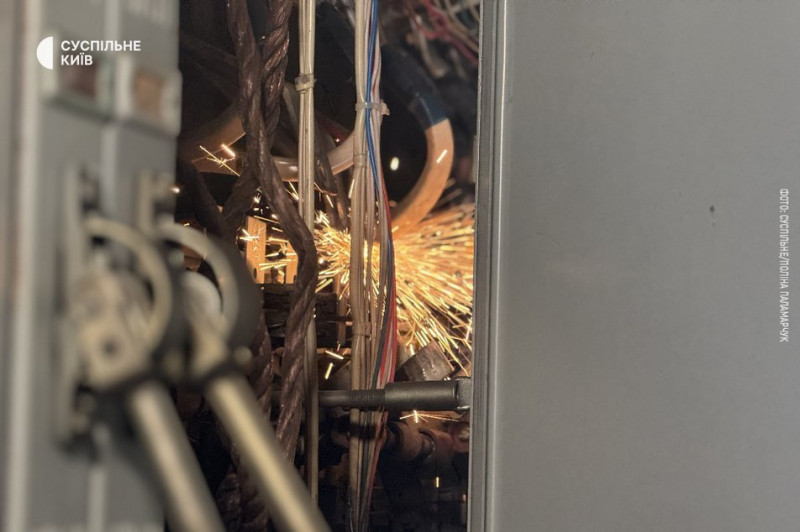 "20 хвилин працюємо, 10 хвилин погрілись в машині" — як енергетики Києва ремонтують обладнання