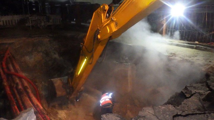 Після аварії на Деміївській площі Києва 16-річна дівчина впала в гарячу воду й нині ушпиталена