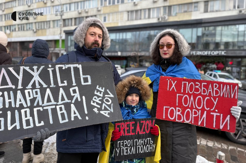 "Не перестанемо приходити, поки всі не повернуться": у Києві вийшли на акцію підтримки військовополонених