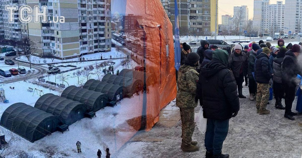 
 Ями замість туалетів: посадовці готуються до надзвичайного сценарію на Троєщині
 