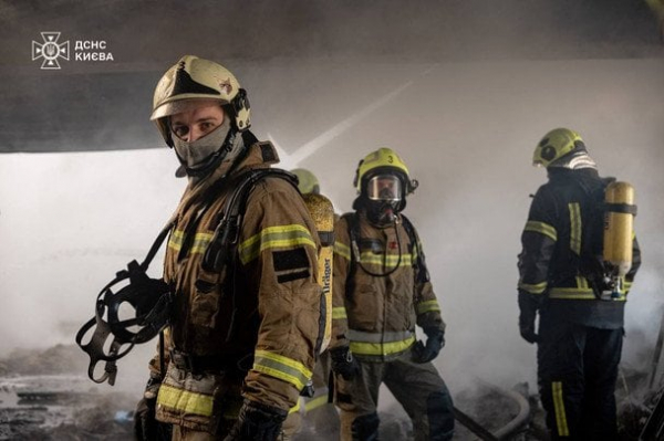 
 Масштабна пожежа у&nbsp;Києві: що&nbsp;відомо на&nbsp;цей момент (фото, відео)
 