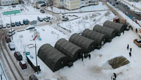 Надскладна ситуація в Києві: рятувальники розгорнули наметові пункти обігріву (фото, відео)
Надскладна ситуація в Києві: рятувальники розгорнули наметові пункти обігріву (фото, відео)