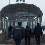 Біля метро у Києві помер чоловік: чи дійсно трагедія сталася через ожеледицю