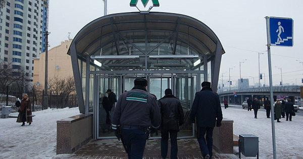 
 Біля метро у Києві помер чоловік: чи дійсно трагедія сталася через ожеледицю
 