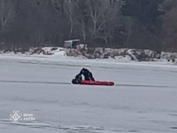 
 Застряг у кризі за 100 м від берега: в Києві ледь не потонув чоловік (фото, відео)
 
