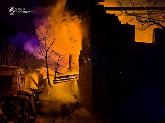 Пожар в Дмитровке под Бучей: погибла жена экс-замглавы КОДА, он и дочери в больнице фото 1