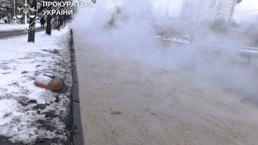 
 У Києві 16-річна дівчина впала в яму з окропом: 73% опіків тіла (фото)
 