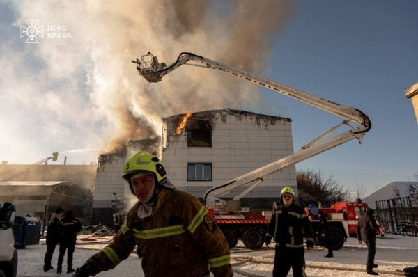 
 Масштабна пожежа у&nbsp;Києві: що&nbsp;відомо на&nbsp;цей момент (фото, відео)
 