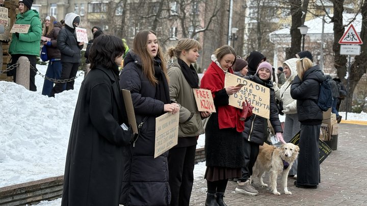 "Всім відомо, що ми маріупольські хлопці": у Києві на акції підтримки полонених згадували про "Азов" та Оленівку