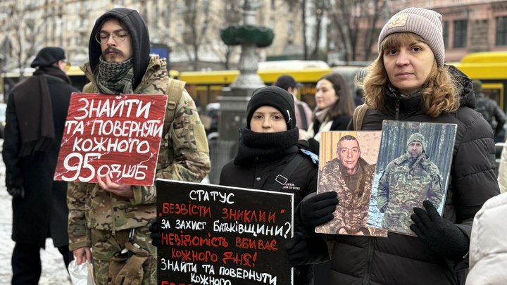 "Всім відомо, що ми маріупольські хлопці": у Києві на акції підтримки полонених згадували про "Азов" та Оленівку