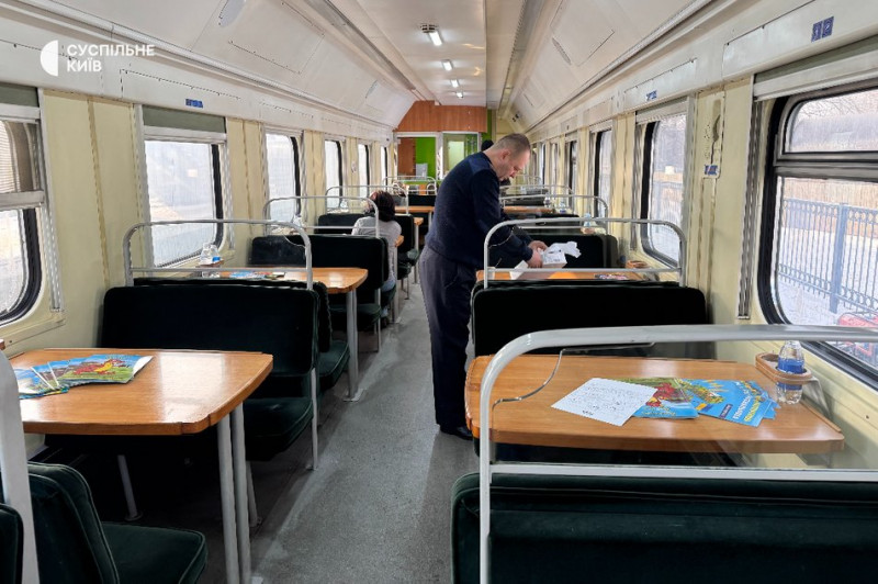Укрзалізниця розгорнула вагони незламності на Київщині: є світло та Starlink