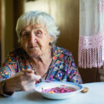 У Києві одиноких літніх людей забезпечать гарячим харчуванням: куди звернутися