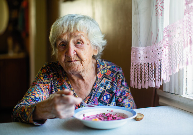 У Києві одиноких літніх людей забезпечать гарячим харчуванням: куди звернутися