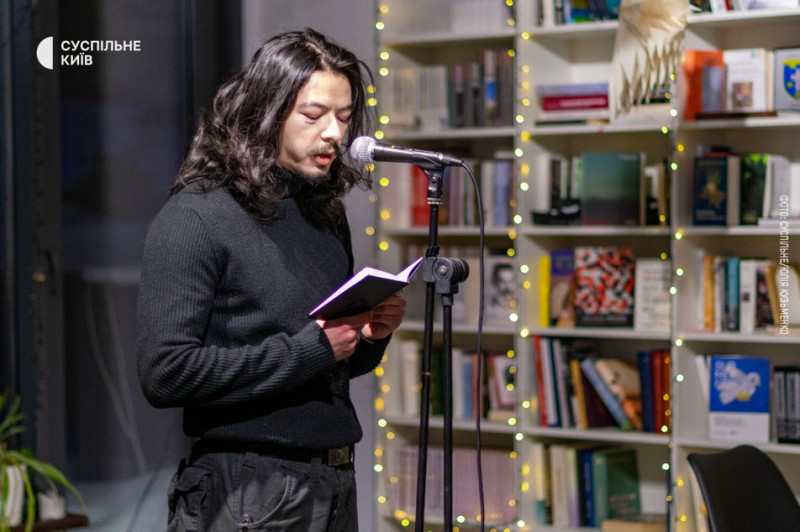 "Важлива тільки метаромантика": військові в Києві читали поезію бойового досвіду та розказали про новий літнапрям